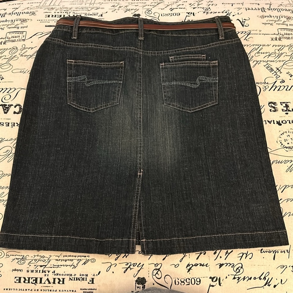 🪩5 for $25🪩
Sonoma Fit Life + Style Denim Skirt with brown belt - Picture 3 of 4